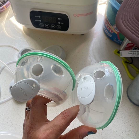 Elvie Breast Pump Set in White and Mint - Picture 5 of 7